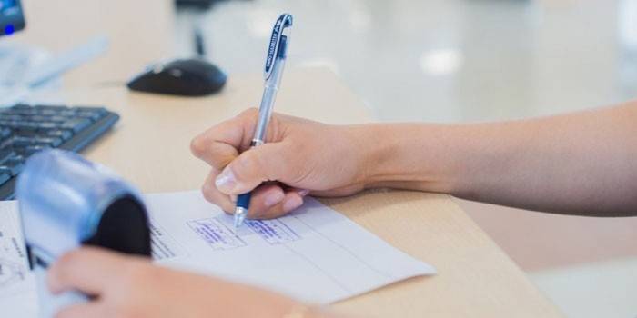 La ragazza scrive