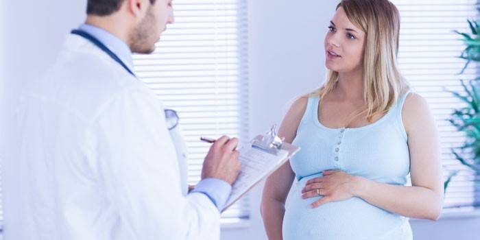 Fata însărcinată și doctor