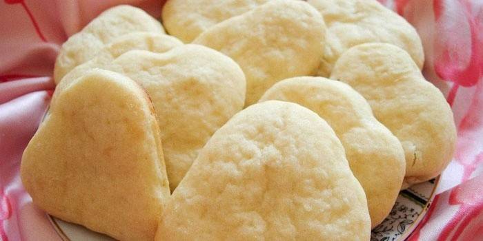 De la crème sure et du fromage cottage en forme de coeurs