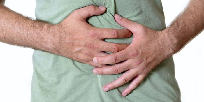 L'uomo si mise le mani sullo stomaco
