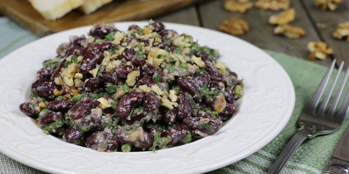 Ensalada de frijoles con nueces en un plato