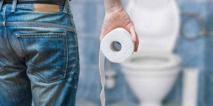 Cilvēks tur tualetes papīra rullīti