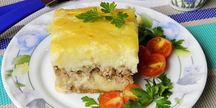 قطعة خزفي على طبق