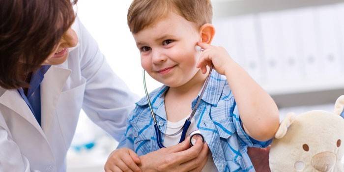 Le médecin donne à l'enfant d'écouter le rythme cardiaque