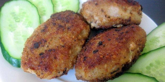 Costeletas prontas e pepino picado