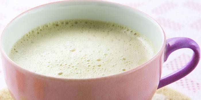 Lait vert lait et miel dans une tasse