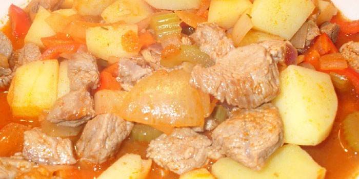 Patate in umido con verdure e pollo