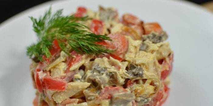 Hühnersalat mit frischen Tomaten und eingelegten Pilzen