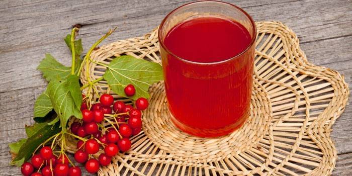 Jus de Viburnum dans un verre