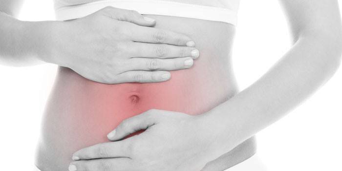 Menina colocou as mãos na barriga