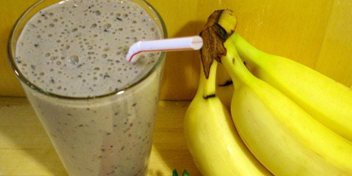 Gainer divorciado en un vaso y plátanos