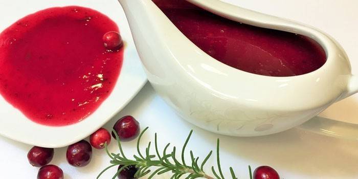 Pikantny sos żurawinowy w sosie i talerzu