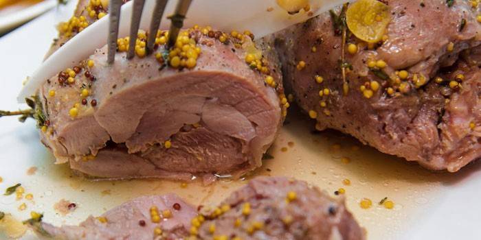 Pronto carne com sementes de mostarda