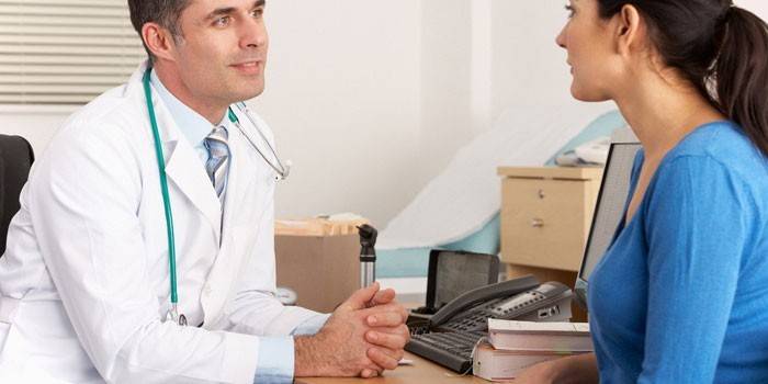Mujer en la cita del doctor