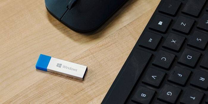 Clé USB, clavier et souris