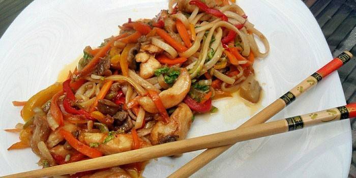 Udonnudeln mit Gemüse und Huhn