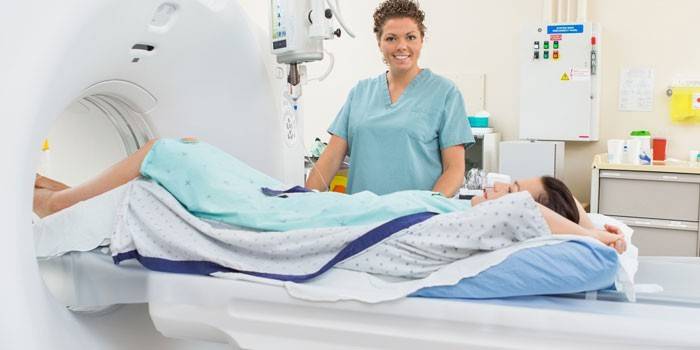 A lány az MRI vizsgálat előtt és az orvos