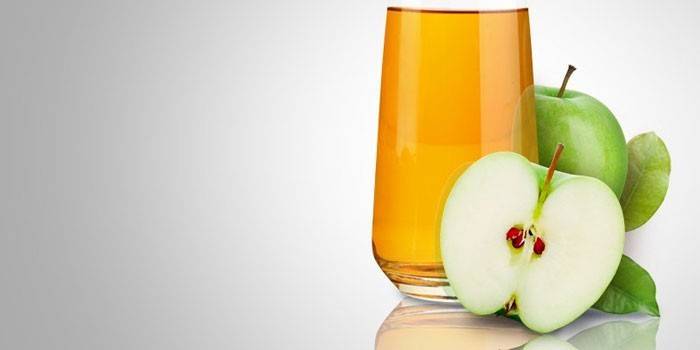 Jus de pomme dans un verre