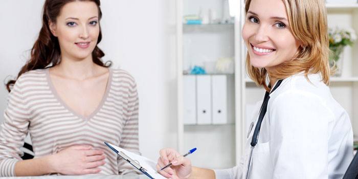Fata însărcinată la întâlnirea medicului