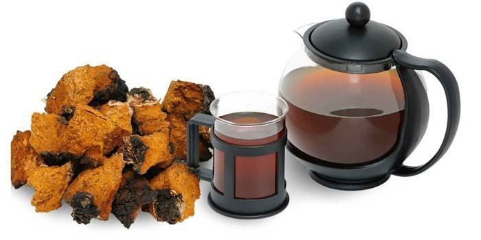 Infusion Chaga avec une tasse et une théière