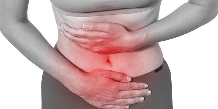 A menina colocou as mãos na barriga