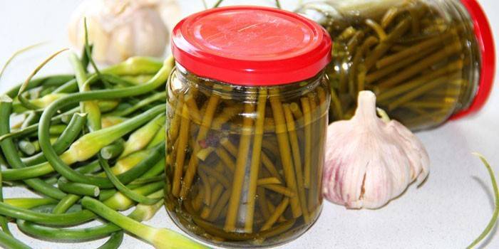 Киселе стрелице белог лука у тегле
