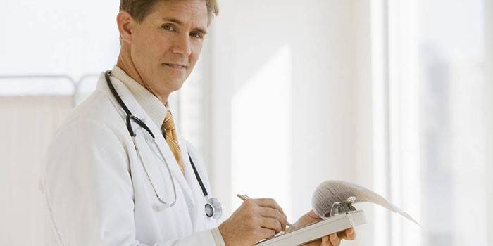Doktor bir deftere giriş yapar