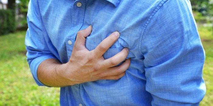 Un homme tient sa main dans le coeur
