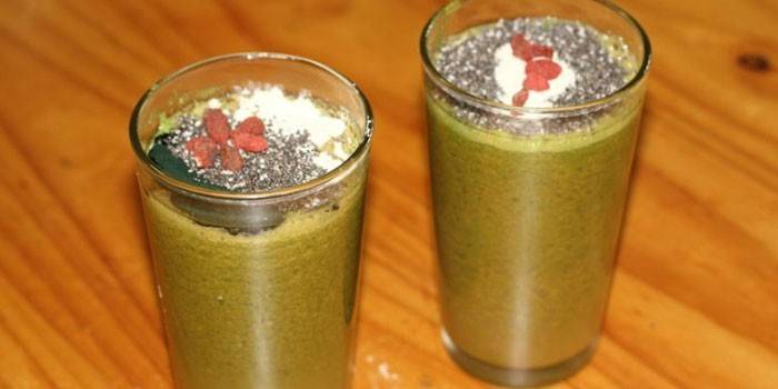 Compota de feijoa en vasos