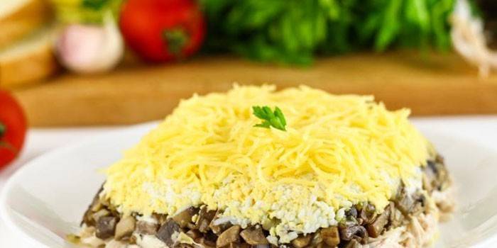 Salada de folhado com cogumelos e frango