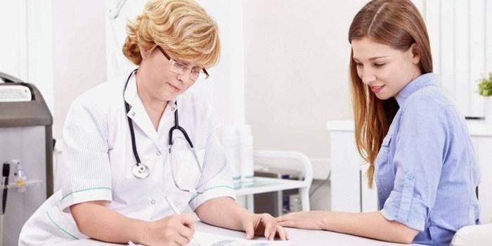 Ragazza all'appuntamento del dottore