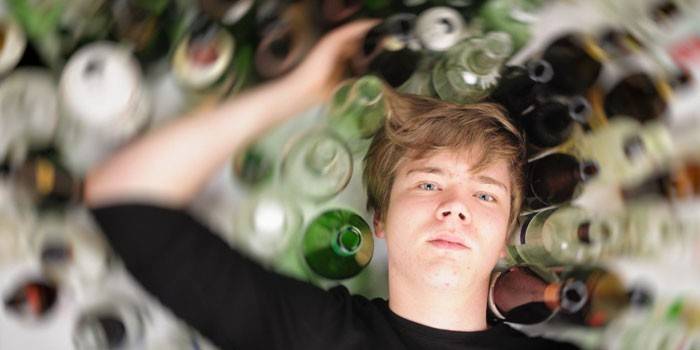 Adolescente e garrafas de álcool