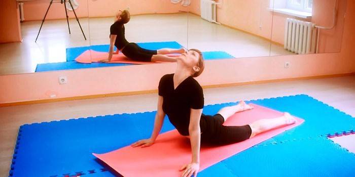 Cô gái tập thể dục cho cột sống
