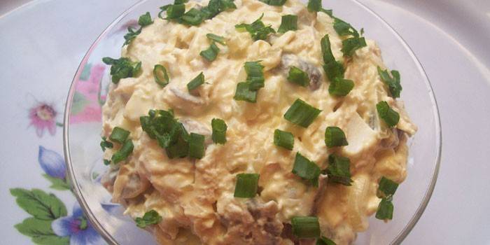 Mayonnaisesalat auf einer Platte