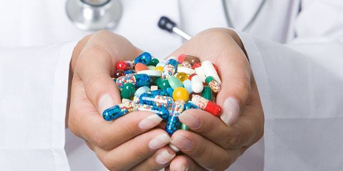 Capsule în palmele unui medic