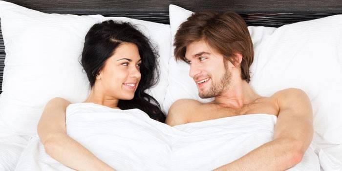 Mann und Frau liegen im Bett