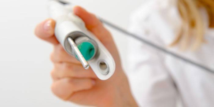 Medic tiene in mano un dispositivo laser