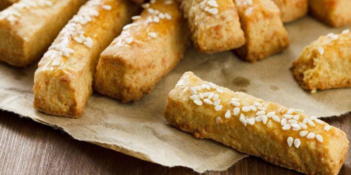 Bâtonnets de fromage saupoudrés de graines de sésame