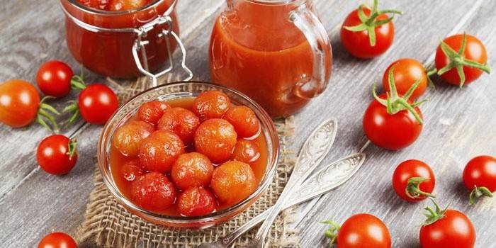 Kirschtomaten in ihrem eigenen Saft in einer Platte
