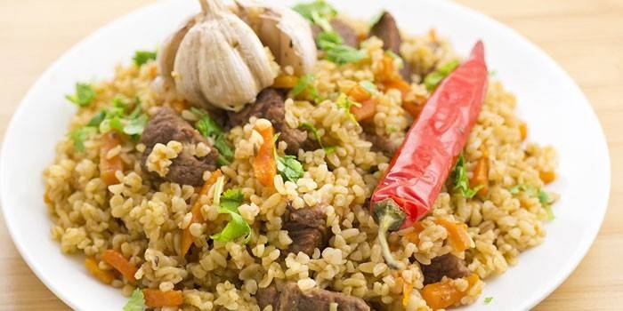 Sẵn sàng pilaf với meo và bulgur