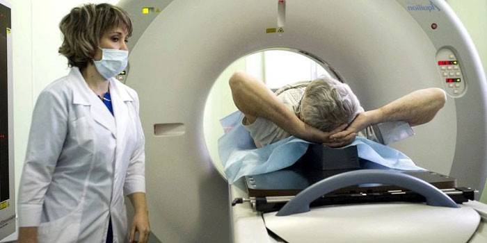 הרופא מבצע סריקת MRI