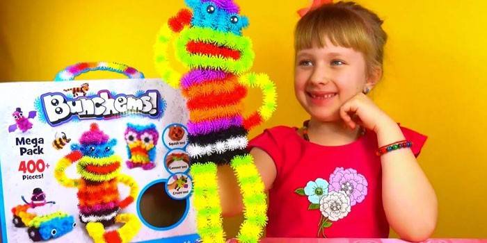 Fille avec une silhouette en velcro constructeur Bunchems