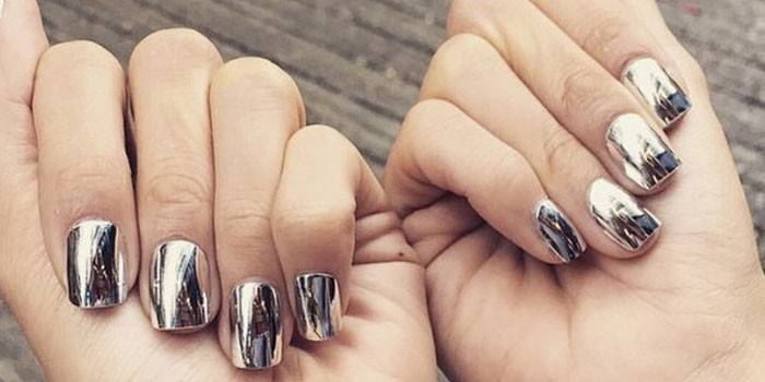 Manicure a specchio sulle unghie