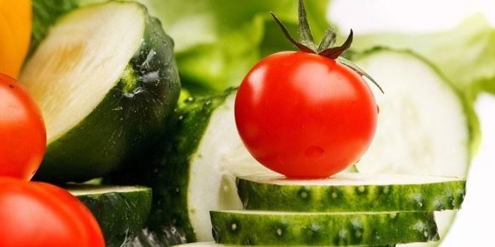 Dưa chuột và cà chua cho salad