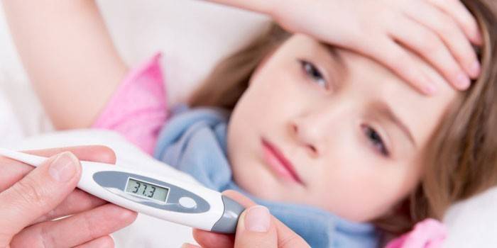 La ragazza ha una temperatura