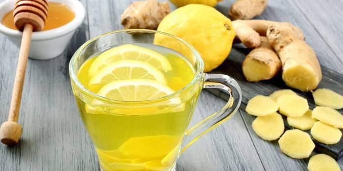 Puodelis imbierinės arbatos su citrina
