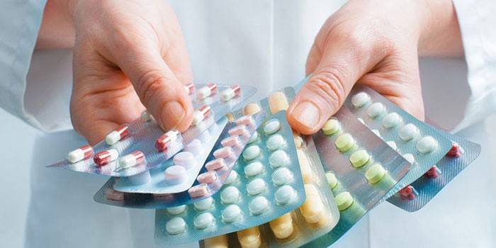 Medic com pacotes de comprimidos nas mãos