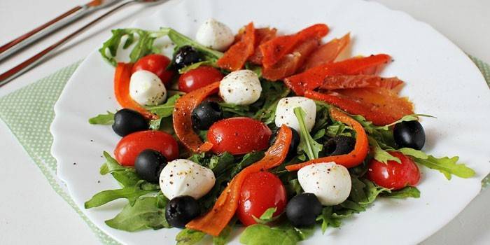 Mozzarella peyniri, zeytin ve tavuk carpaccio salatası
