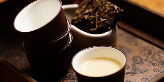 Thé Kalmyk avec du lait dans une tasse