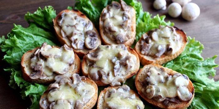 Entrepans calents amb salsa de bolets